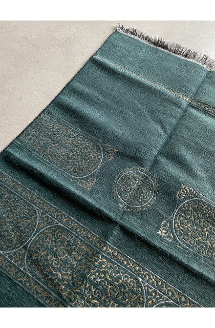 Tapis de prière vert clair orné de motifs dorées